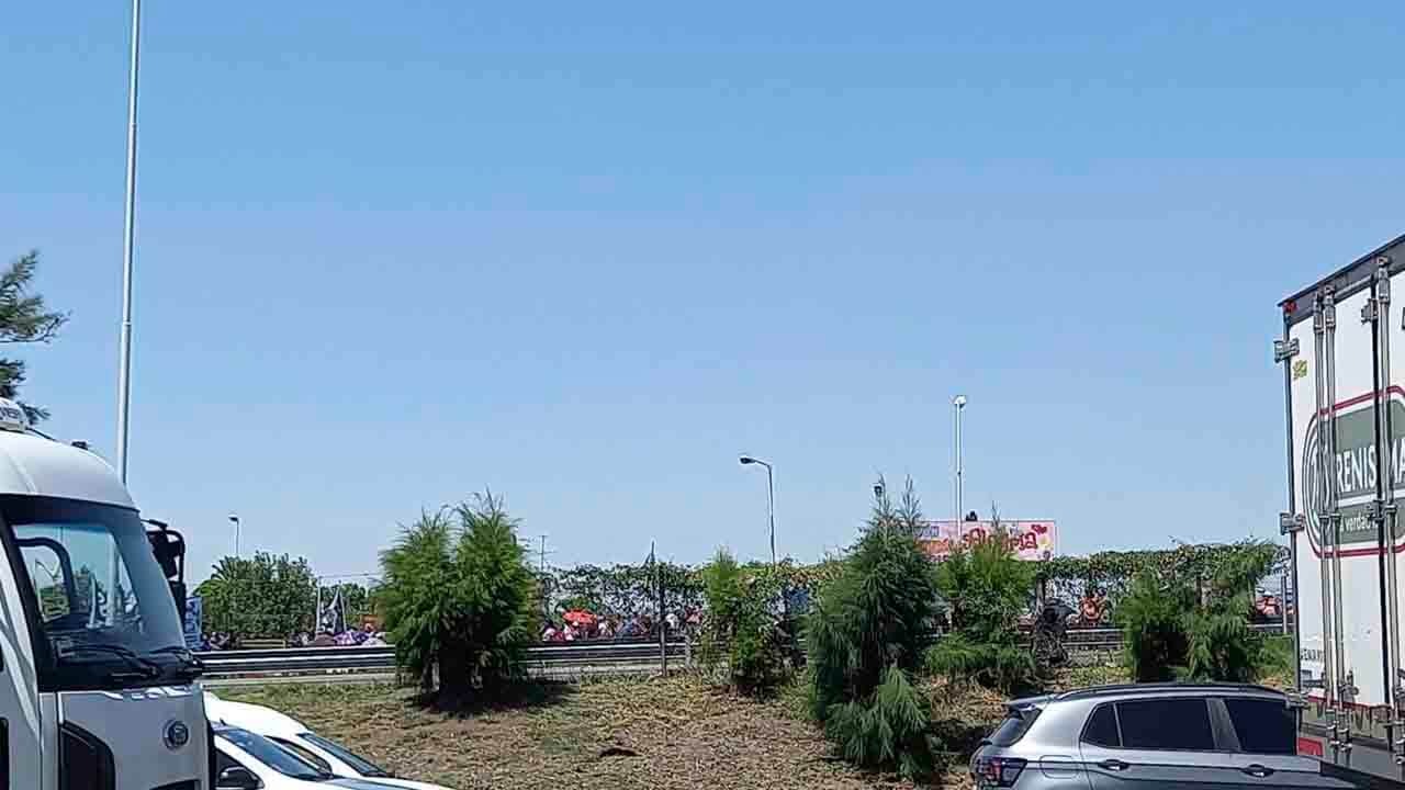 Ahora piqueteros cortan acceso a Capital en el Oeste