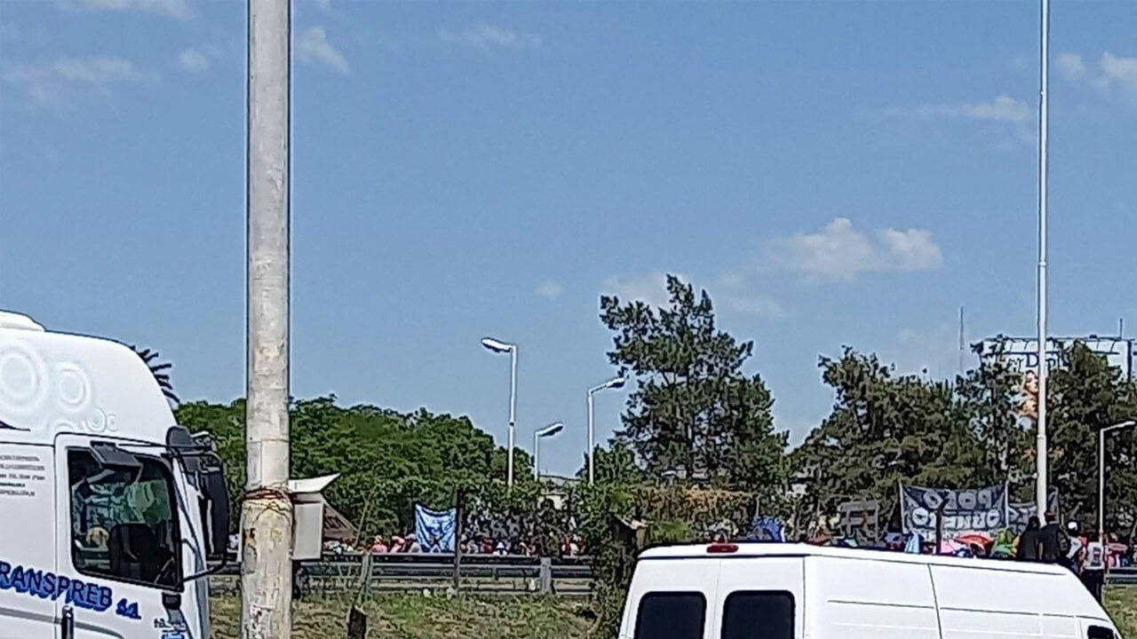 Ahora piqueteros cortan acceso a Capital en el Oeste