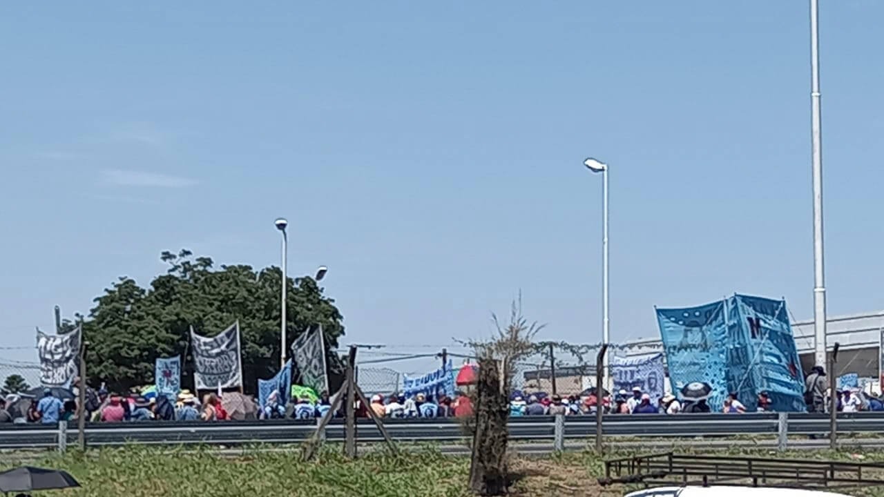 Ahora piqueteros cortan acceso a Capital en el Oeste