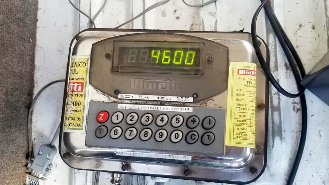 Al pisar uno de los ejes del camión, la balanza portátil digital marca el peso que va sumando y luego imprimi la tickeadora