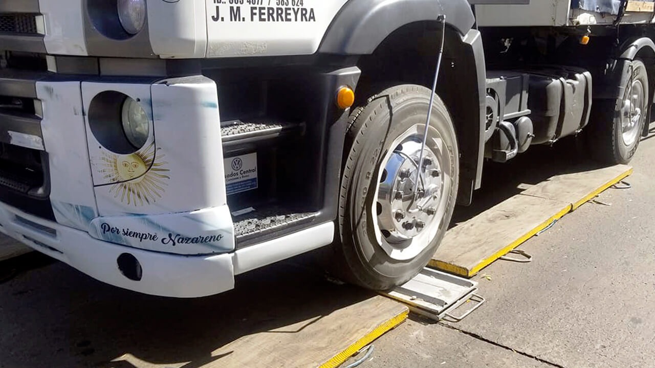 El eje del camión sobre la balanza