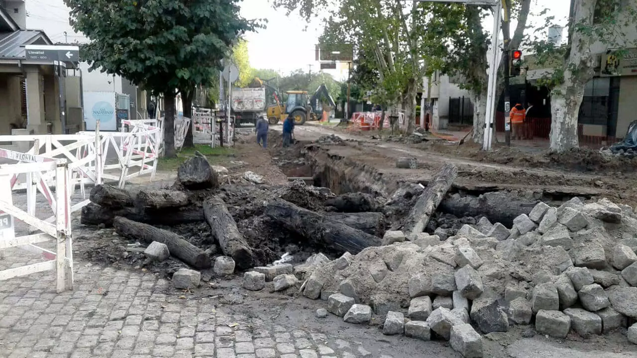 Excelente vista de la obra en la que se ve los eucaliptos desenterrados y hoy todos se preguntan que conformaban
