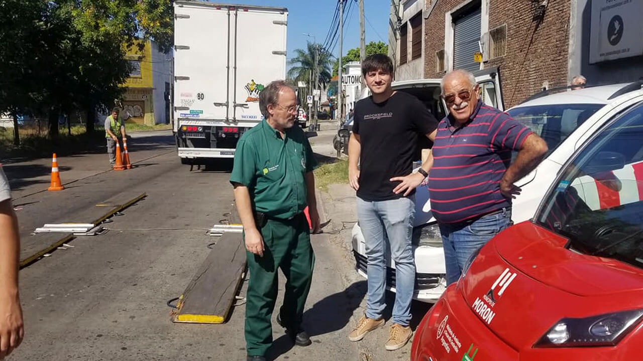 Personal de la VTV, Agustín Ramponelli (centro) y Miguel Gorosito