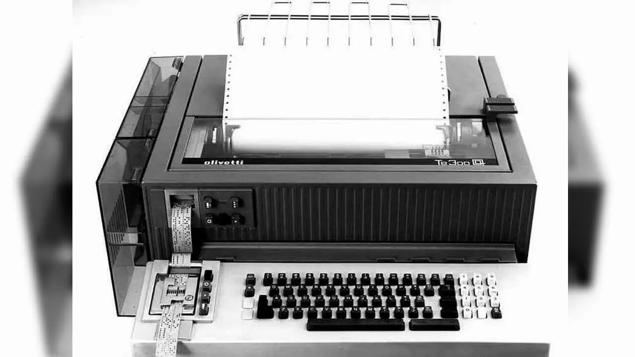 Así era un telex o teletipo que transmitia en clave información