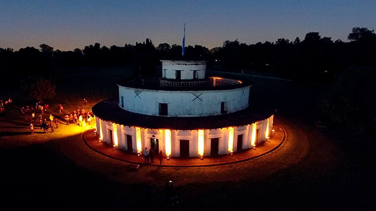 El Palomar de Caseros de noche