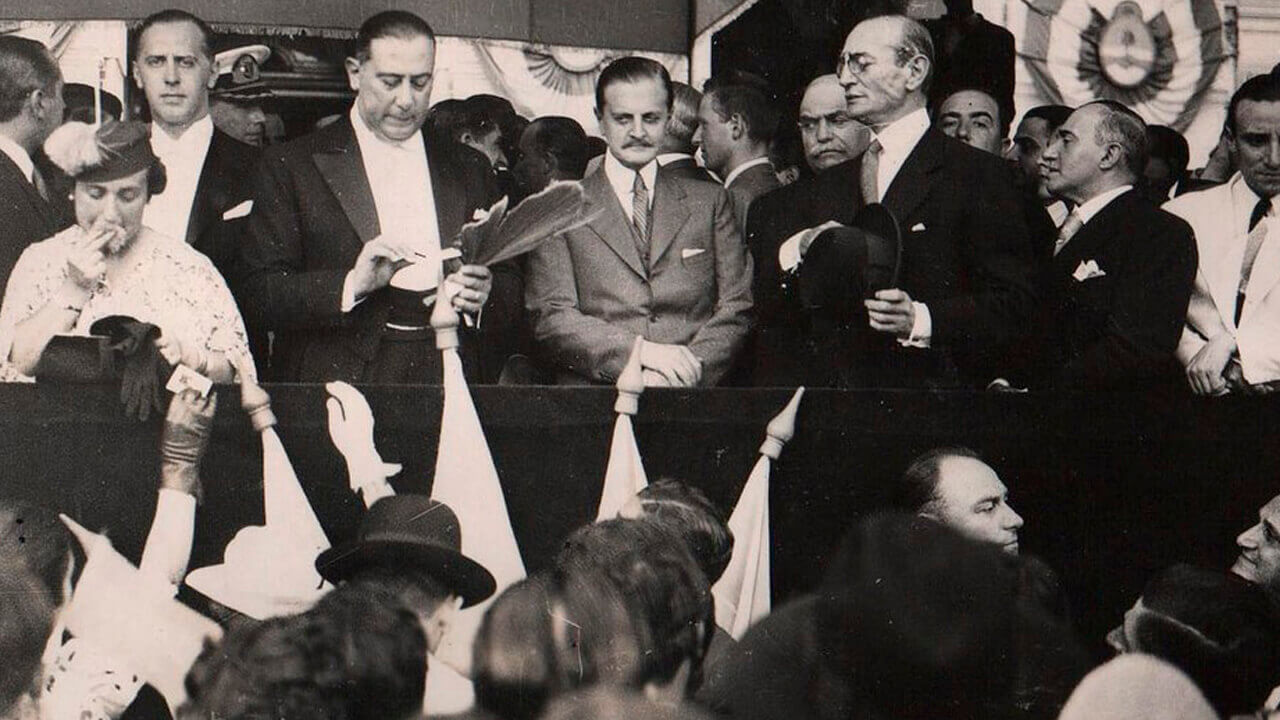Roberto Noble (a la izquierda de la pantalla) y Manuel Fresco durante un acto de inauguración