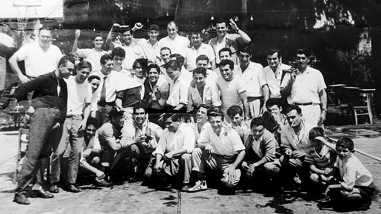 Cancha de básquet del Club Tesei. En la parte superior izquierda se ubica Tito Tesei, hijo de don Santos y primer presidente del club.