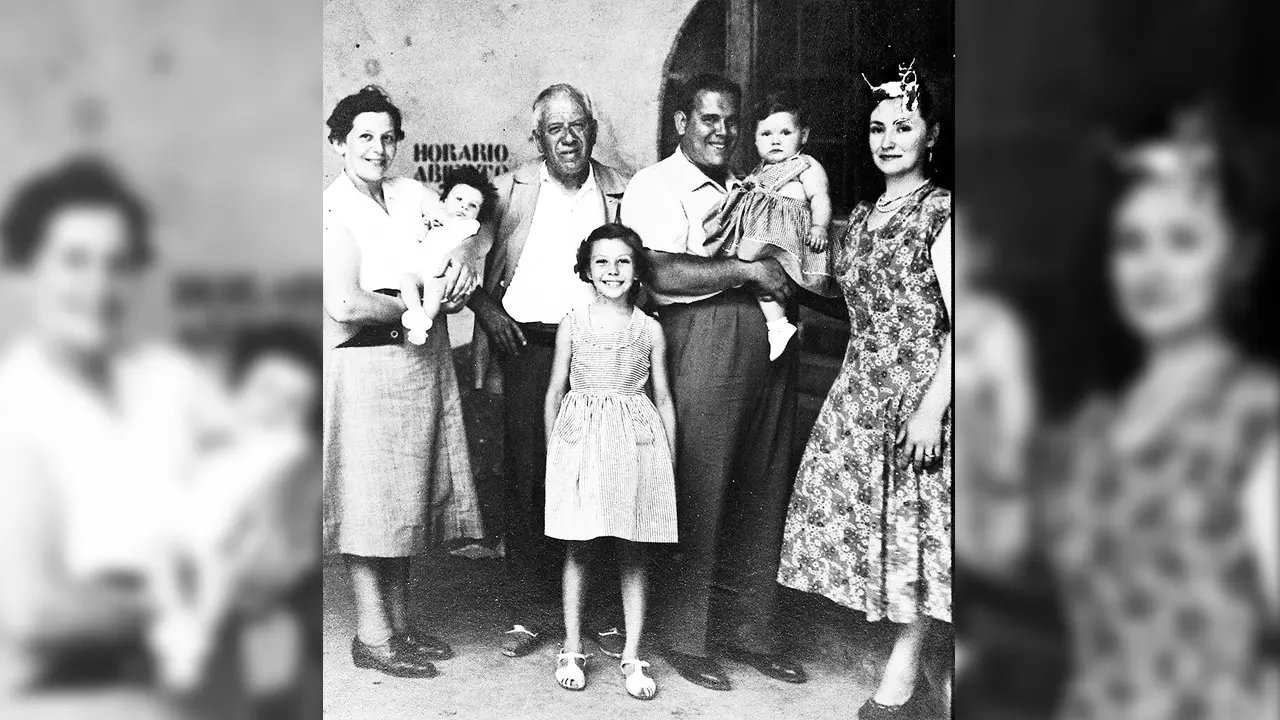 Don Santos junto a su hija Ana, su hijo Tito, su nuera María Sara y sus tres nietas (Clara, Beatriz y Susana).