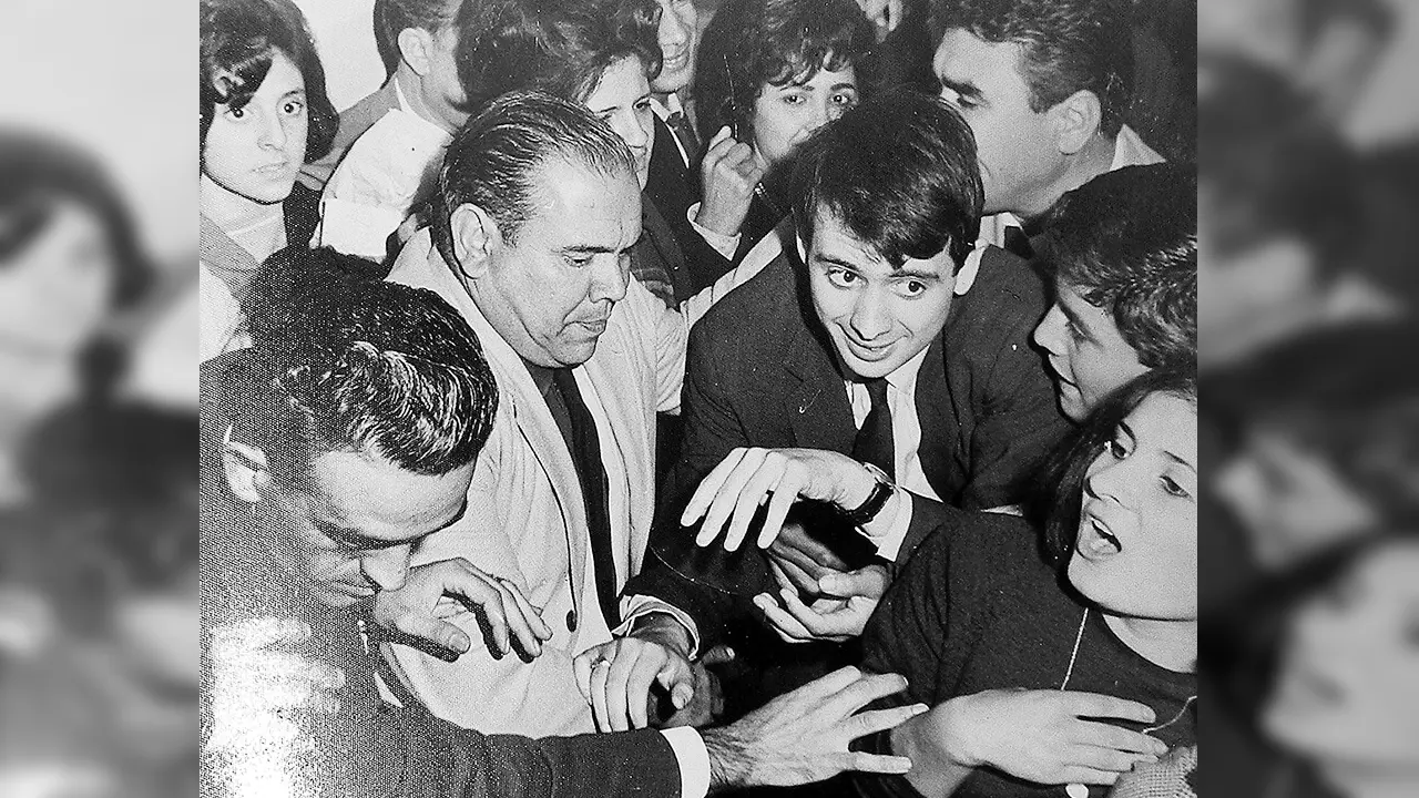 Llegada de Juan Ramón al Club Tesei. Tito Tesei lo protege en su ingreso.  