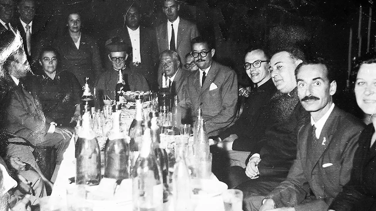 Cena de celebración por la inauguración de la estación de servicio YPF, 1960. En la cabecera de la mesa se ubica el Obispo de Morón, Miguel Raspanti.
