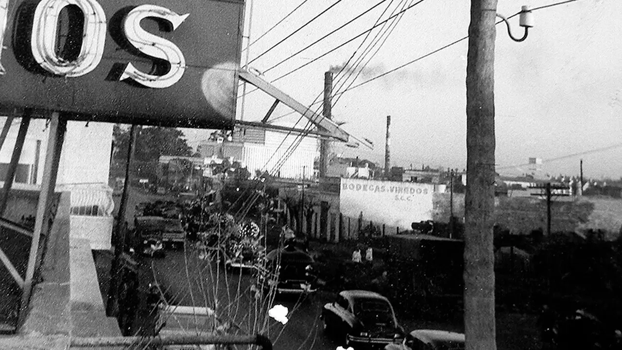 Cortejo fúnebre de don Santos Tesei. De fondo la chimenea de la antigua fábrica Italar, 1961.  