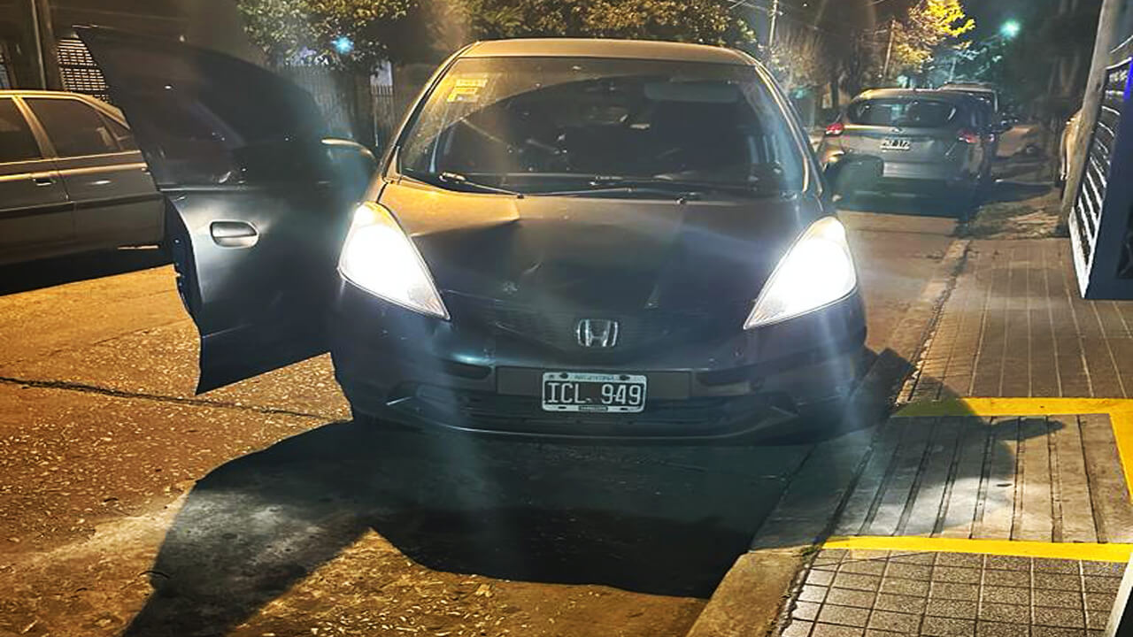 El Honda Fit que los delincuentes robaron y chocaron