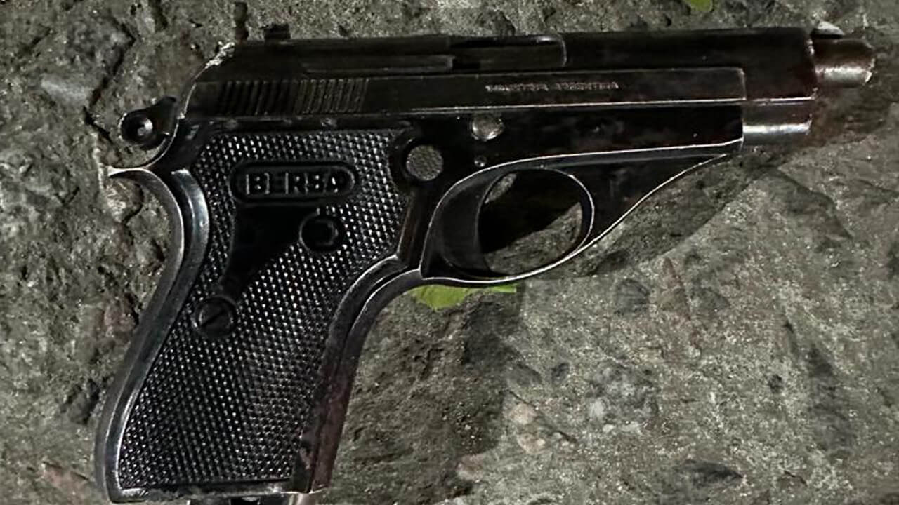 La pistola Bersa del delincuente que falleció en el asfalto