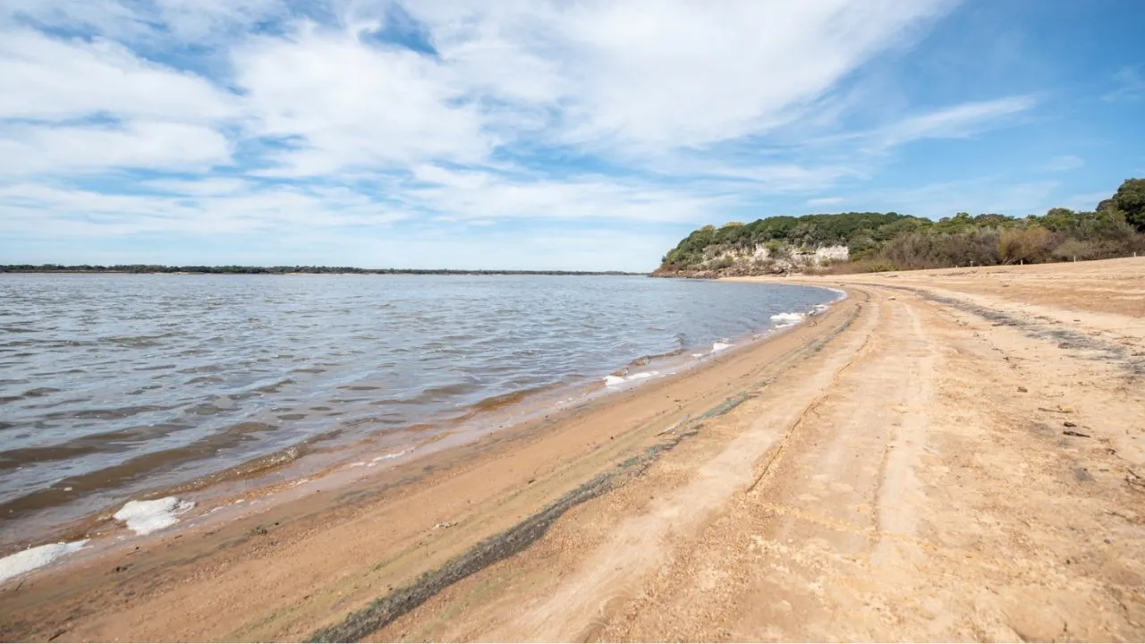 Um destino com praias e fontes termais a menos de 4 horas do oeste