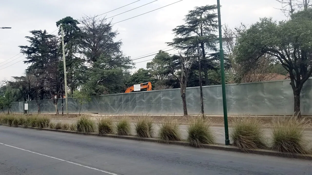 Jumbo Express se instala en Parque Leloir (Detalles) 3 Las-máquinas-de-demolición-ya-trabajan-dentro-del-predio
