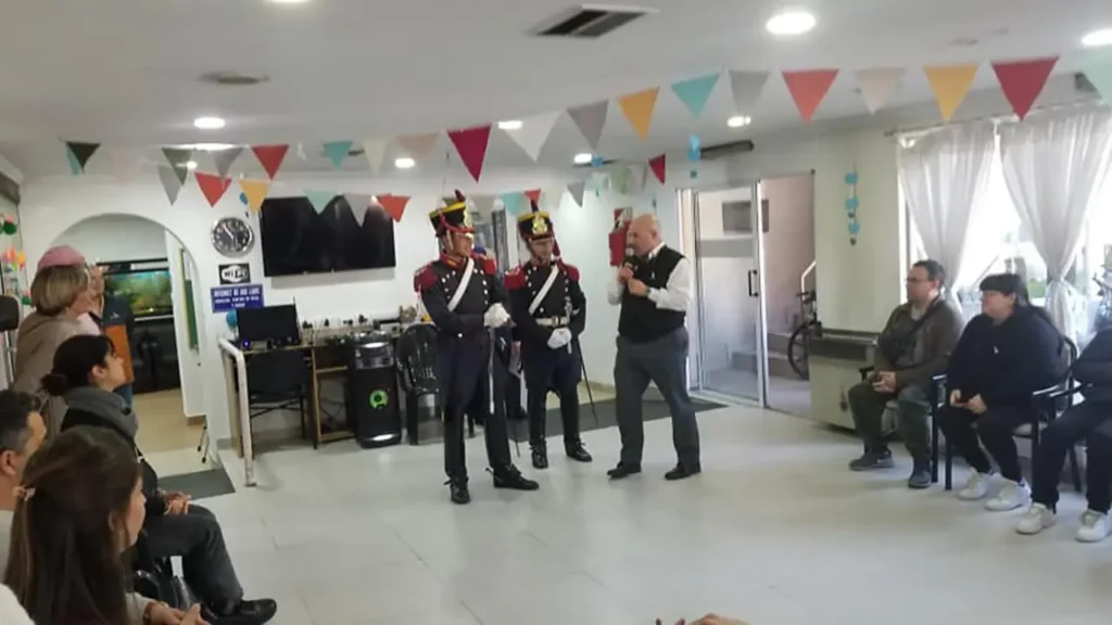 Los-abuelos-durante-el-acto-del-Día-de-la-Bandera