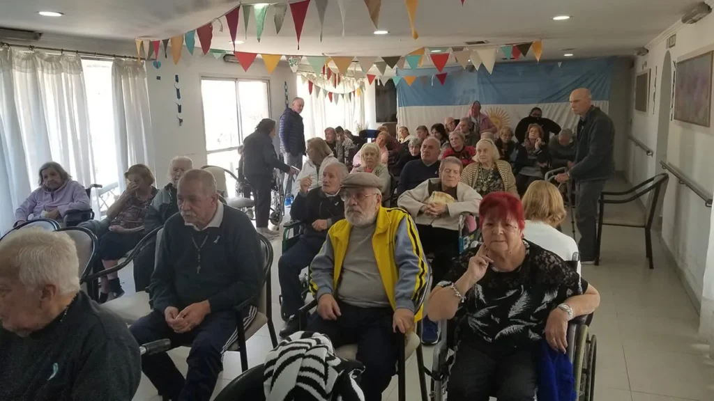 Los-abuelos-durante-el-acto-del-Día-de-la-Bandera