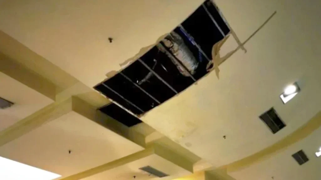 Morón_-se-cayó-el-cielo-raso-de-Plaza-Oeste