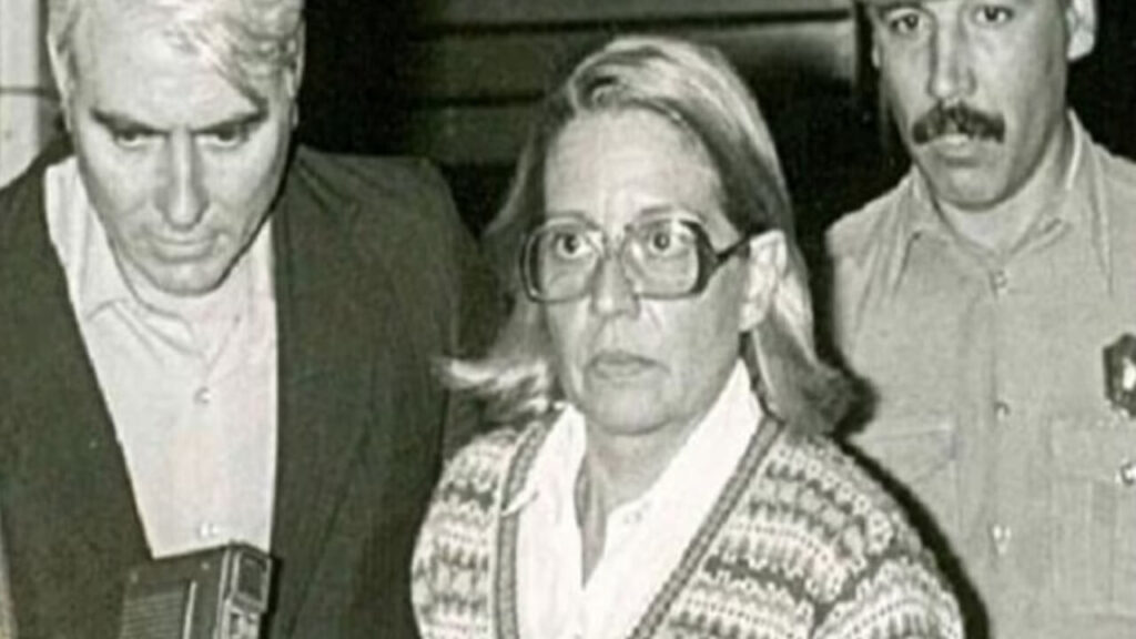 Clan Puccio: Su historia e inicios (Galería) 24 Epifanía Ángeles Calvo, 53 años, profesora. La relación con mi marido nunca fue buena. Muchas veces llegamos a no hablarnos, a estar días enteros sin cruzar una sola palabra.