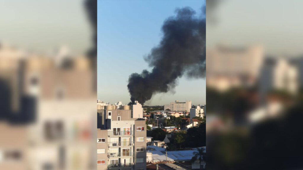 Humo y más humo por la quema de productos plásticos rumbo a Haedo