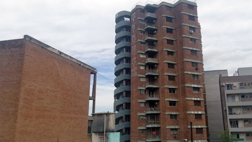 El sillero ataca de nuevo pero en Morón Norte 1 Las pintadas del sillero