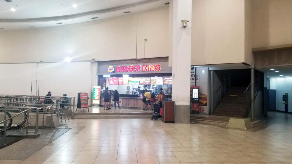 Burguer King, el único local y de comidas rápidas abierto
