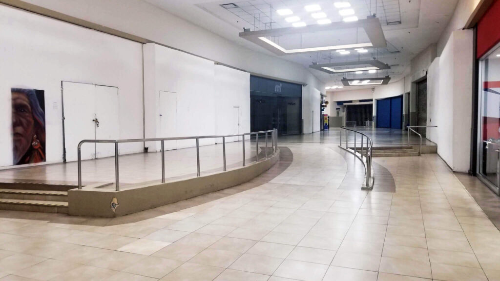 El famoso pasillo de ingreso, completamente desértico