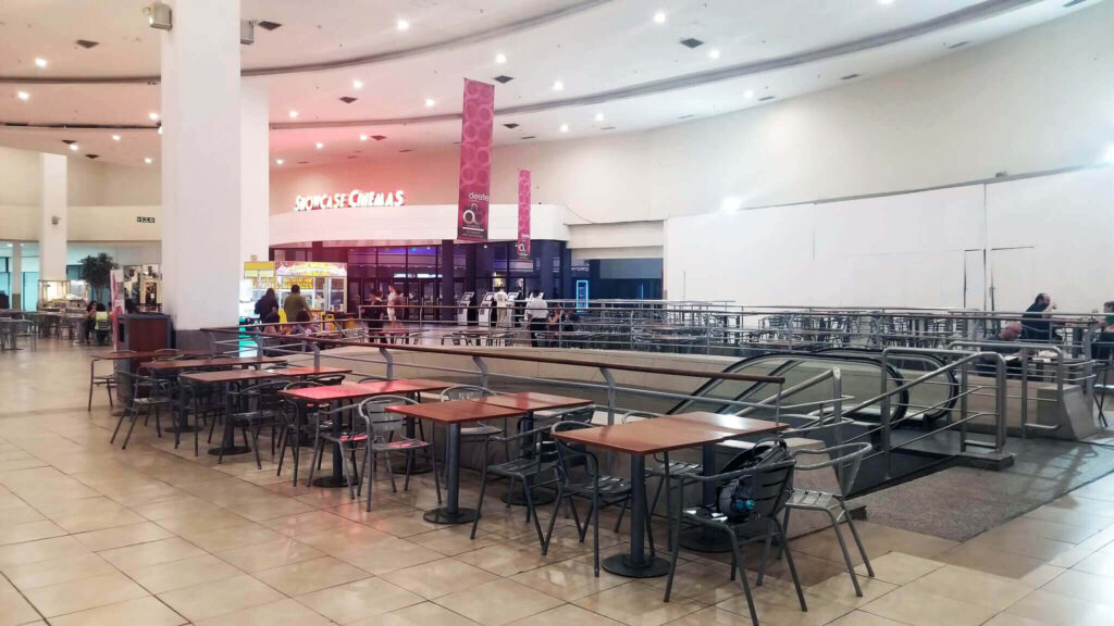 El patio de comidas sin gente