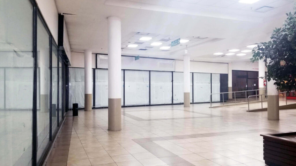 La hilera de locales cerrada