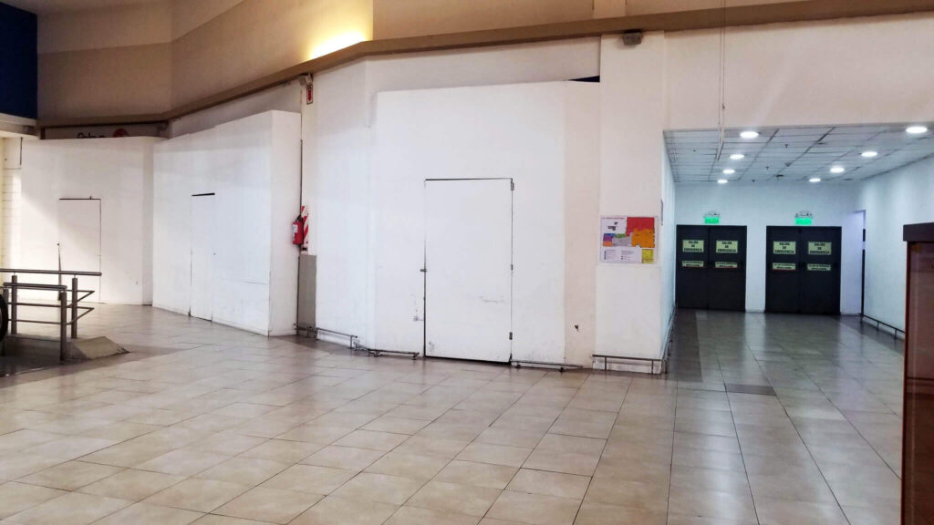 Los pasillos vacíos y sin comercios