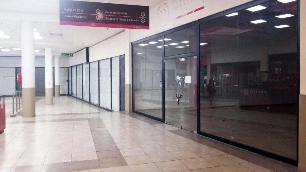 Otra tira de comercios completamente cerrada