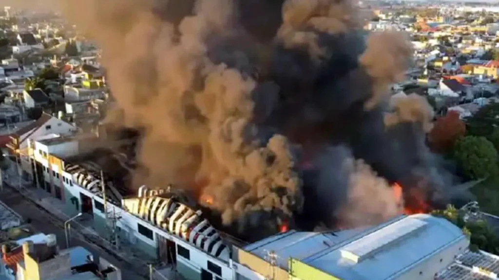 A-media-mañana-el-fuego-estaba-controlado-pero-el-humo-seguía-contaminando-el-barrio
