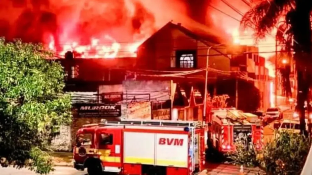 El-incendio-de-la-pañalera-Liberty-durante-la-madrugada