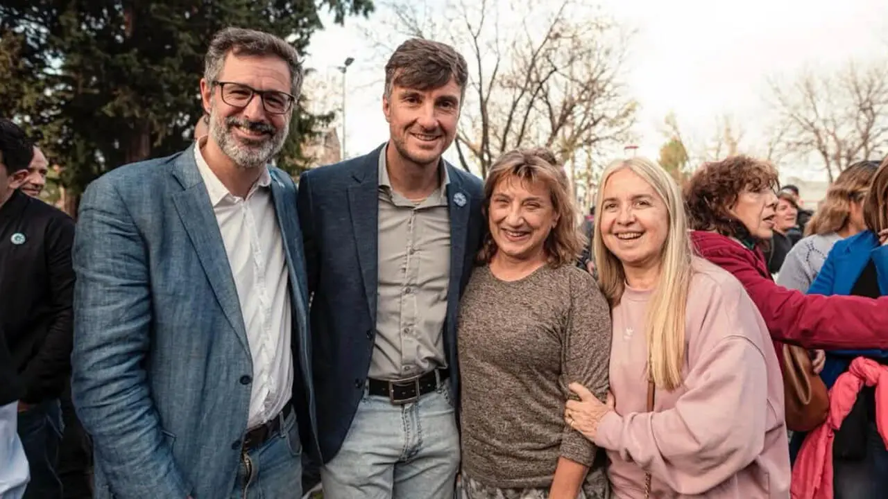 Hernán-Sabbatella-y-Lucas-Ghi-junto-a-adherentes-a-Nuevo-Encuentro Hernán-Sabbatella-y-Lucas-Ghi-junto-a-adherentes-a-Nuevo-Encuentro
