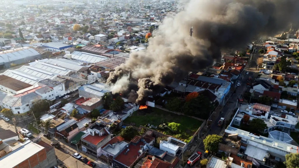 Vista-aérea-del-incendio-de-la-Fábrica-Liberty_1