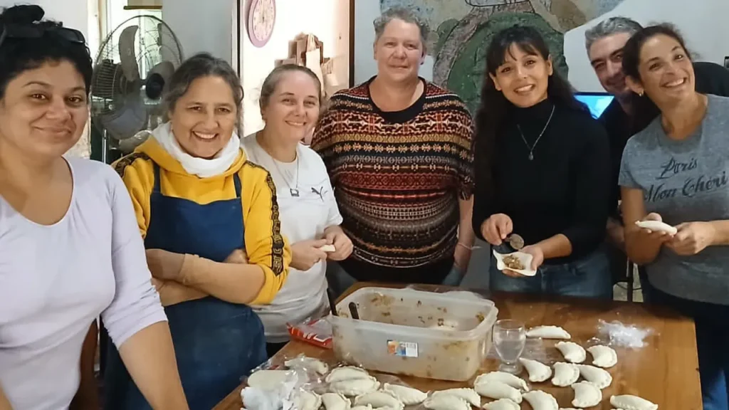 Las-madres-de-los-alumnos-haciendo-empanadas-para-vender-y-con-la-ganancia-financiar-los-gastos-de-i