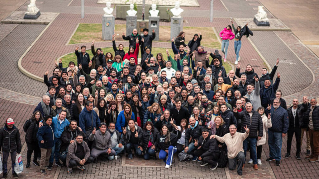 Los seguidorres de Lucas Ghi el lunes en Plaza General San Martín organizando la marcha de mañana, miércoles 18 de junio de 2025