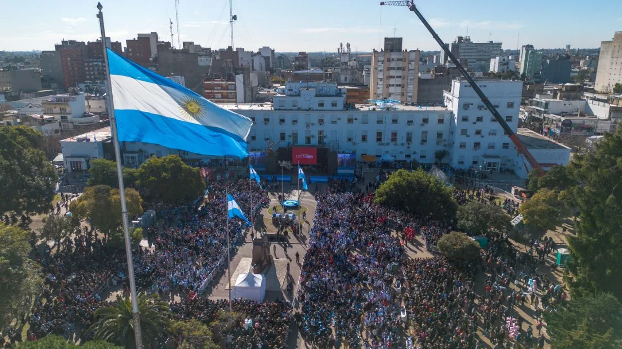 Emotivo acto de Promesa a la Bandera en Morón con 4500 estudiantes