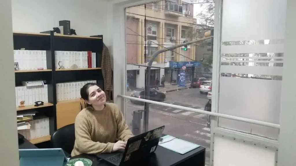 La abogada Sofía Callegari en el estudio junto a su padre