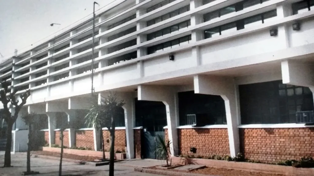 Administración de la Fábrica Gimoldi Castelar, sobre la calle Zapiola al 1800