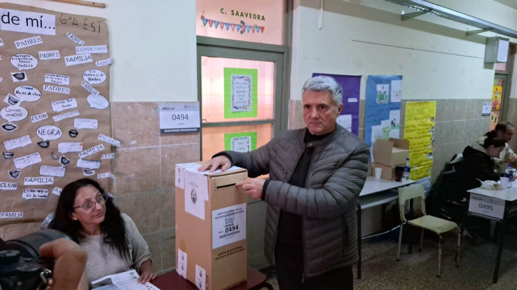 José María Ghi vota en El Palomar