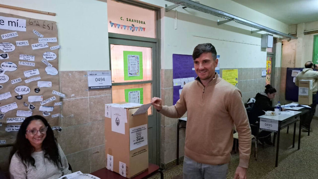 Lucas Ghi vota en El Palomar