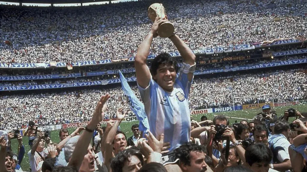 Diego-Maradona-con-la-copa-en-alto
