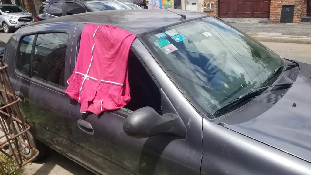 El Renault Clio y su ventanilla rota cubierta con una chomba