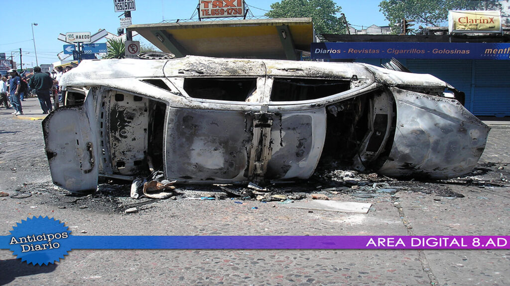 Autos y móviles policiales bajo el fuego sobre la Avenida Rivadavia