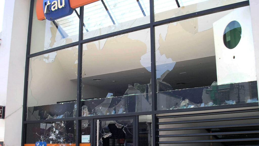 También fue atacado el Banco Itaú