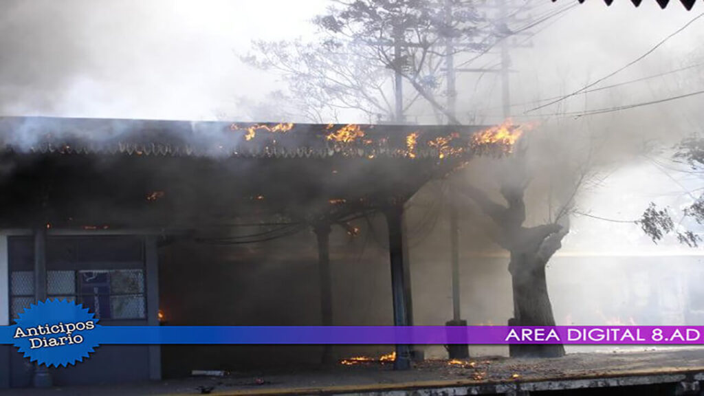 El techo del anden secundario incendiándose
