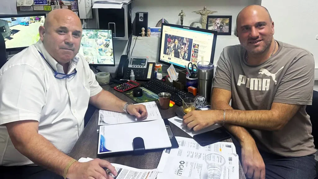 Gustavo Ovando junto al empresario Luis Simeone en las oficinas del Hogar Dr. Ovando