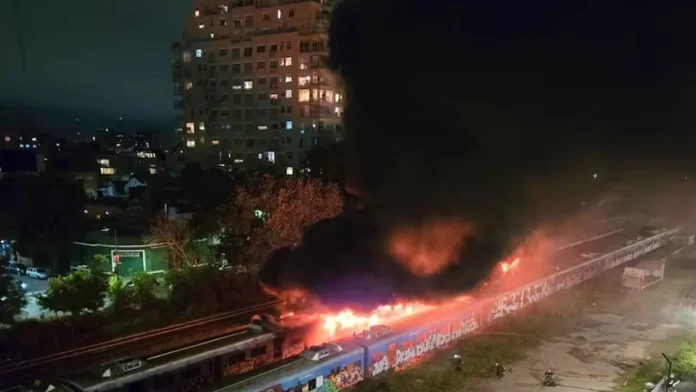 Colegiales Prendieron fuego vagones del Tren Mitre