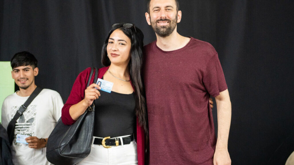 El intendente Damián Selci y una nueva joven conductora con su licencia en la mano